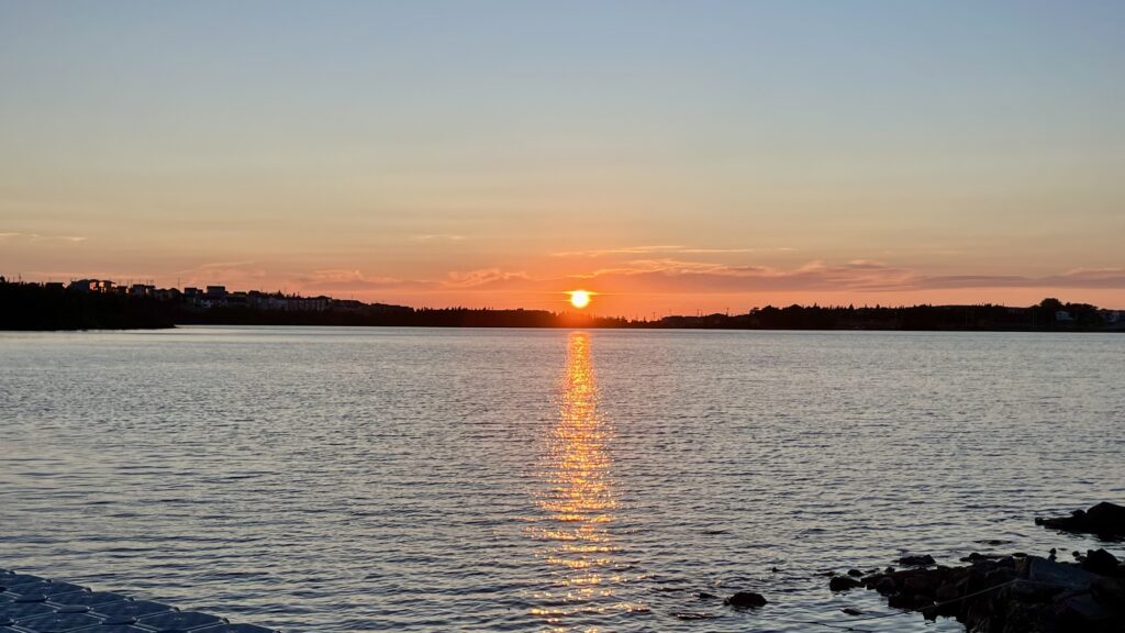 imagem de um maravilhoso por-do-sol num lago no Canadá